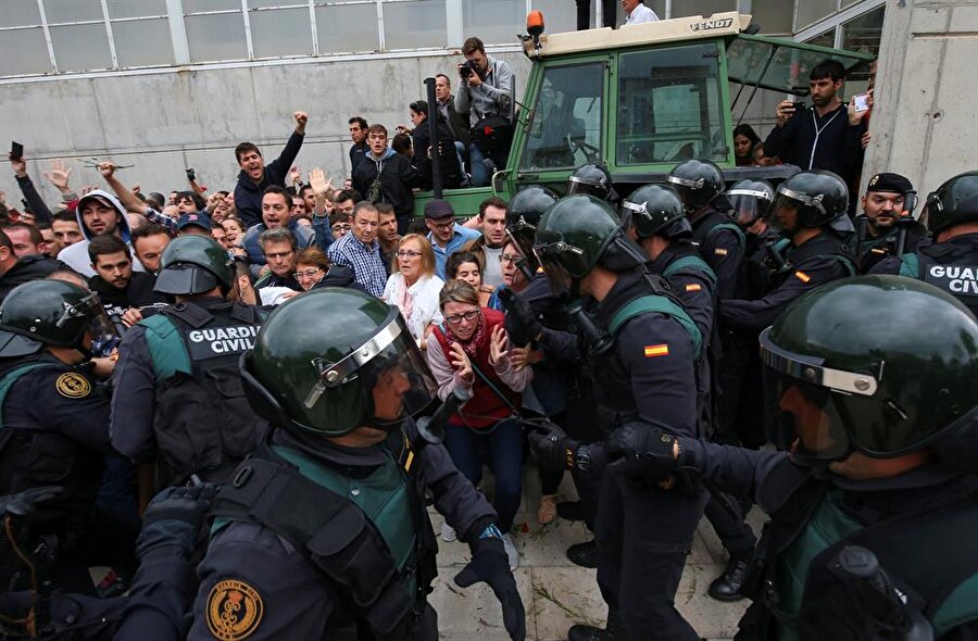 Katalonya'daki referanduma polis müdahale etti

                                    İspanyol polisi ve jandarması, Katalonya'daki bağımsızlık
referandumuna izin vermedi. İspanyol güvenlik güçleri, oy kullanılmak için
hazırlık yapılan merkezlere baskın yaptı, sandıkları topladı. Sert müdahalede
337 kişinin yaralandığı bildirildi.
                                