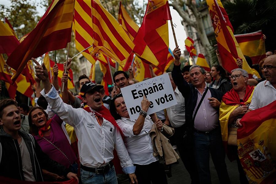 Katalonya’da ‘bağımsızlık referandumu’ düzenlenecek

                                    
                                    İspanya’da
büyük tartışmalara neden olan ve İspanyol hükümeti tarafından ‘yasadışı’ ilan
edilen Katalonya bağımsızlık referandumu bugün gerçekleştirilecek.
Katalanların, Madrid hükümetinin tüm önlemlerine ve çabalarına karşı oylamayı
gerçekleştirmekte kararlı olması nedeniyle bugün bölgede çıkabilecek olaylardan
büyük endişe duyuluyor.
                                
                                