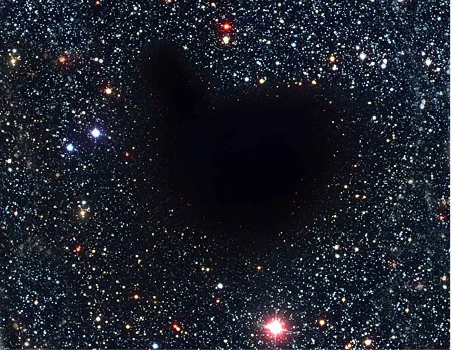 Evrende yer alan en büyük görsel boşluk "Barnard 68"dir. 

                                    
                                    Kara delik olarak sınıflandırılamayacak bu oluşum, Dünya'dan yaklaşık olarak 500 ışık yılı uzakta bulunmaktadır. Moleküler bir bulut olarak tanımlayabildiğimiz "Barnard 68"de 400 yıldızın bulunduğu tahmin ediliyor...
                                
                                