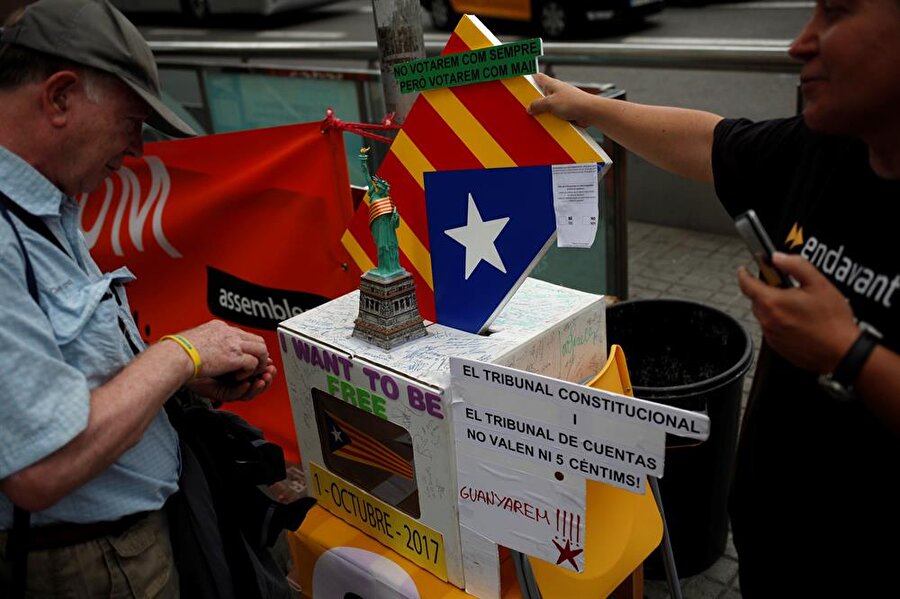 Sembolik 'Özgürlük Heykeli'nin üstüne asılmış bir Katalonya bayrağı
