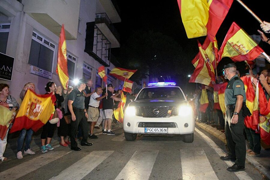 İspanyol halk Katalonya'daki referandumu protesto ediyor
