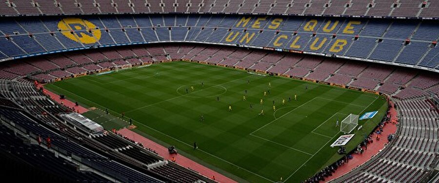 Katalan devinde sular durulmuyor
Ancak başkanın açıklamaları kulüp yönetimindeki herkesi tatmin etmedi. Asbaşkan Carles Villarubi ve yönetim kurulu üyesi Jordi Mones, maçın oynanması kararına tepki olarak istifa etti.