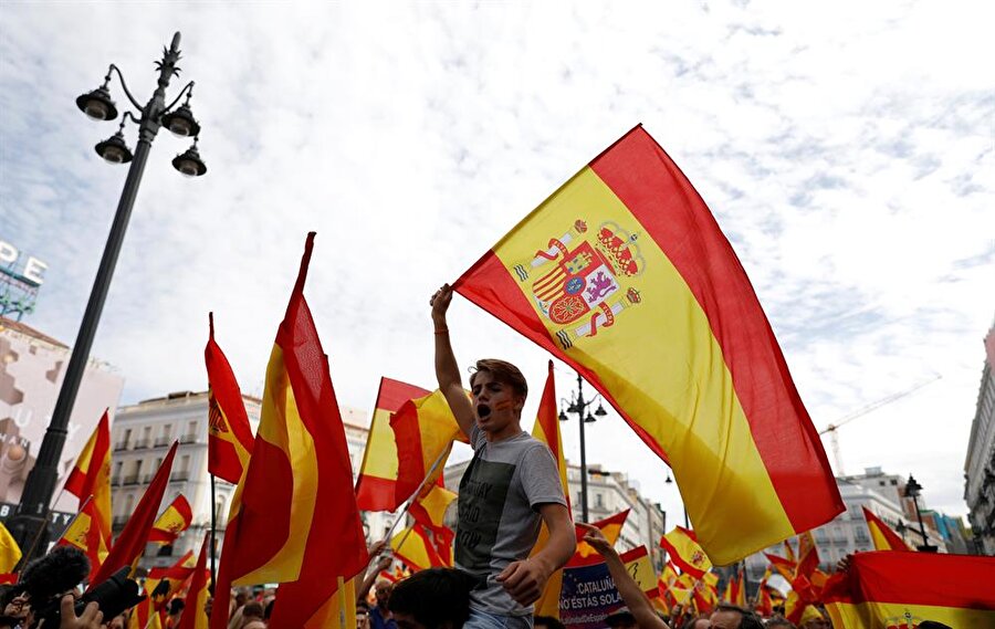İspanyolların referanduma karşı yaptığı gösterilerden bir kare 
