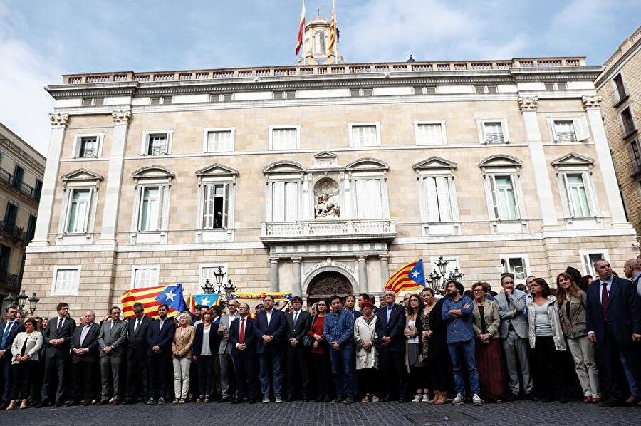 Katalan Cumhurbaşkanı Carles Puigdemont ve diğer üst düzey görevliler Barselona'daki Plaza Sant Jaume'de
