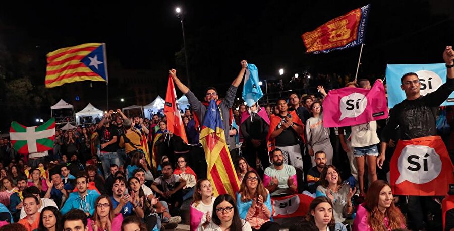İspanya'nın sonuçlarını kabul etmediği geçersiz referandum için kutlamalarda bulundular
