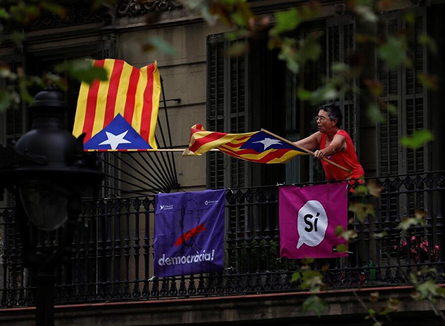 Evinin balkonundan destek veren Katalan 
