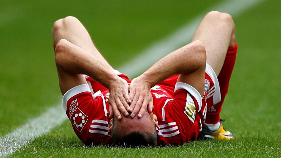 Yıldız futbolcudan kötü haber! Aylarca forma giyemeyecek