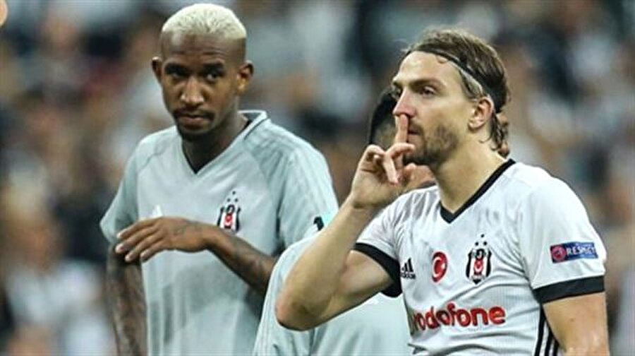 Takım ikiye bölündü
Anderson Talisca, Caner Erkin’i Instagram hesabından takipten çıkardı. Bu harekete cevap gecikmedi, Caner Erkin başta olmak üzere Oğuzhan Özyakup, Cenk Tosun, Tolga Zengin ve Ryan Babel de Anderson Talisca’yı takibi bıraktı.