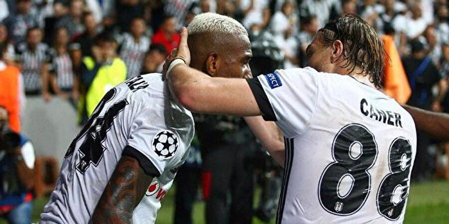 Yumruk yumruğa giriştiler
İkili birbirleriyle önce küfürleşti ardından Talisca, Caner'e tekme attı. Bunun üzeri ikili yumruk yumruğa kavga etti. Olayı önlemek için araya giren takım arkadaşları iki futbolcuyu güçlükle sakinleştirmeye çalıştı.