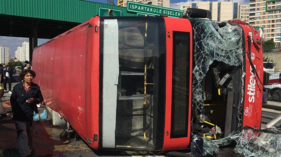 Ispartakule gişelerinde çift katlı otobüs devrildi