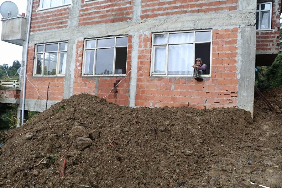 Evlerine pencereden girip çıkıyorlar