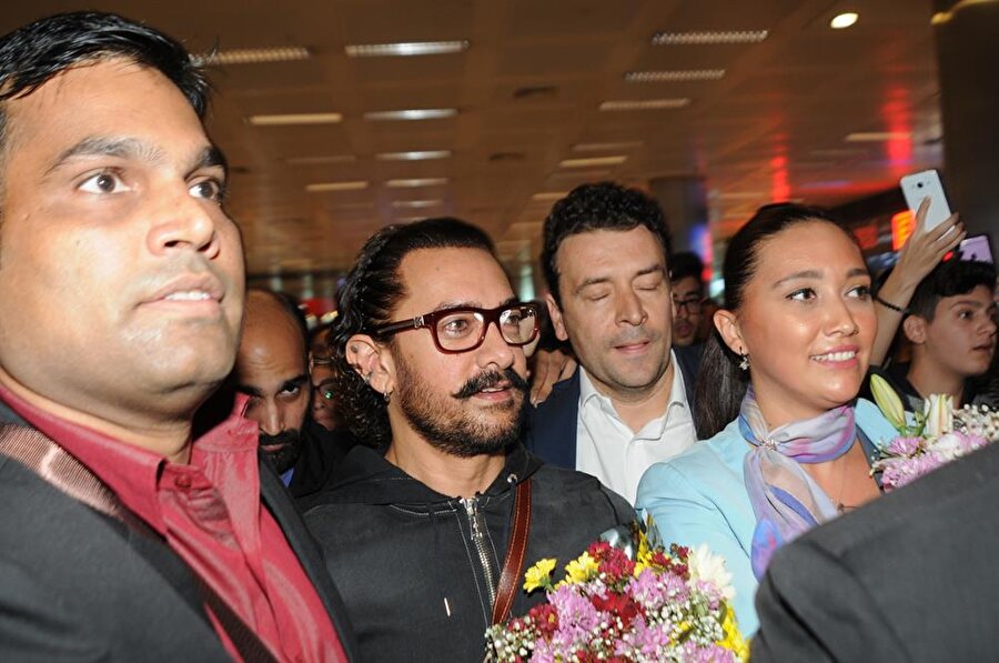 Bakanlığın davetlisi Aamir Khan üç gün boyunca Türkiye'de

                                    
                                    Bollywood'un sevilen oyuncusu Aamir Khan, Kültür ve Turizm Bakanlığının davetlisi olarak bugün Türkiye'ye geldi. Bakanlıktan yapılan açıklamaya göre, Kültür ve Turizm Bakanlığının davetlisi olarak Türkiye gelen ve 7 Ekim'e kadar Ankara ve İstanbul'da çeşitli etkinliklere katılacak olan Khan, Bakan Numan Kurtulmuş tarafından kabul edilecek.
                                
                                