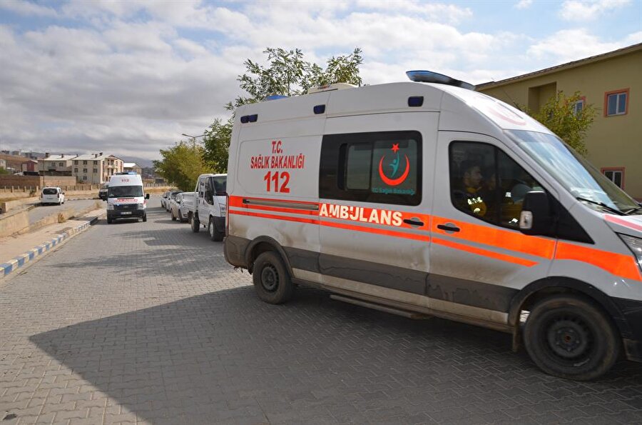 Hakkari'de 4 askerimiz şehit oldu

                                    
                                    Hakkari'deki terör saldısında 4 asker şehit oldu, 4 asker yaralandı. Valilikten yapılan açıklamada, Yüksekova ilçesine bağlı Esendere beldesi Güvenli mevkisinde askeri aracın geçişi sırasında PKK'lı teröristlerce yola tuzaklanan el yapımı patlayıcının infilak ettiği belirtildi. 
                                
                                