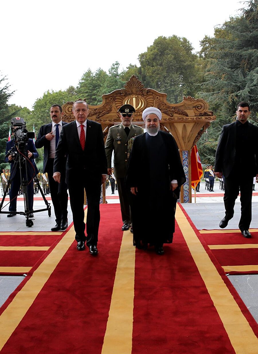 Türkiye ile İran 4 anlaşma imzaladı

                                    
                                    Cumhurbaşkanı Recep Tayyip Erdoğan’ın temaslarda bulunmak üzere geldiği İran’da iki ülke arasında 4 anlaşma imzalandı. İki ülke arasında ticaretin milli para birimi ile yapılacağı açıklanırken, sınır kapılarının da 24 saat açık olacağı belirtildi.
                                
                                