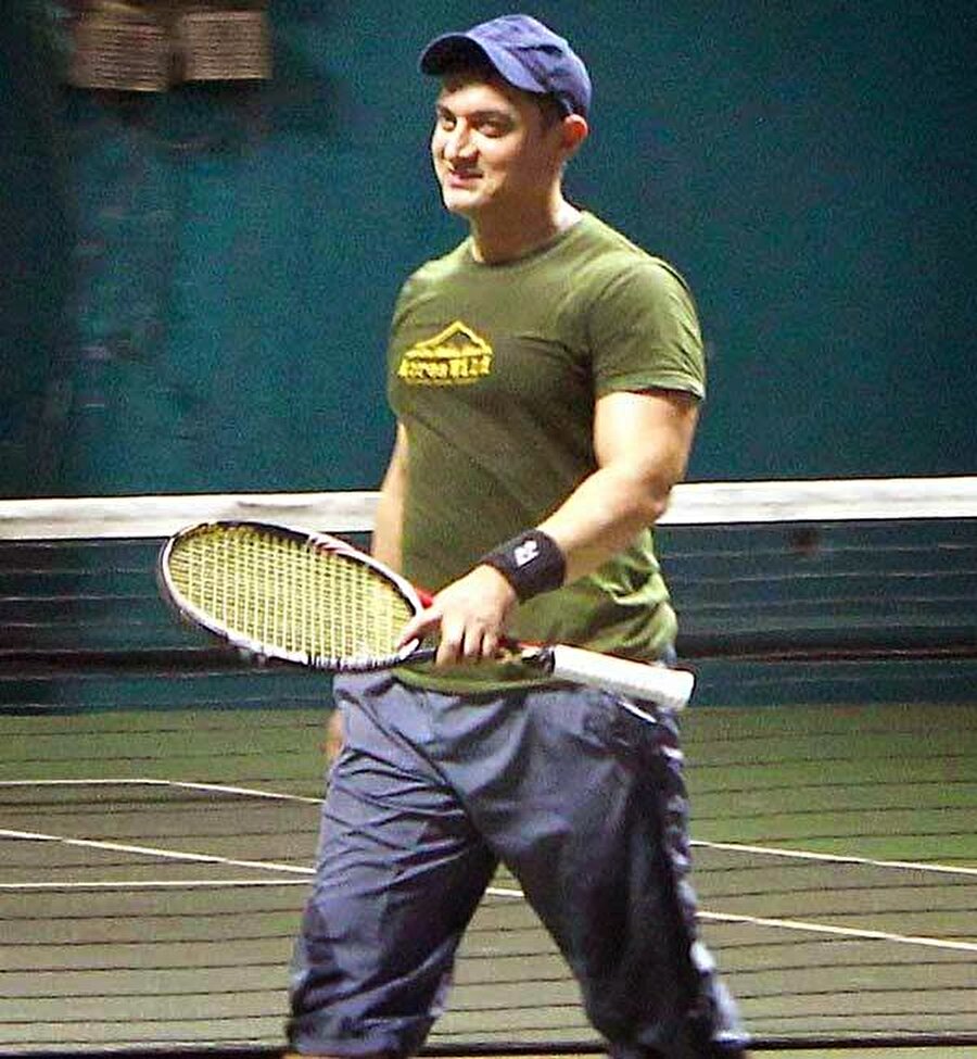 O aynı zamanda iyi de bir tenisçi. Öyle ki bu alanda ulusal şampiyonluğu bile bulunuyor.
