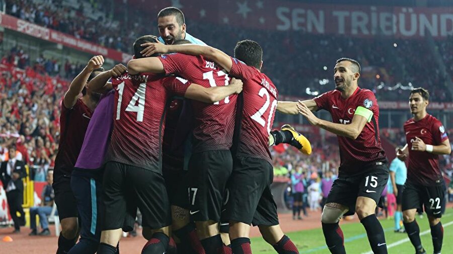 Milli Takımımız gruptan nasıl çıkar?
Geçtiğimiz ay oynanan maçlar sonrasında Türkiye'nin Hırvatistan'ı, İzlanda'nın da Ukrayna'yı yenmesiyle İ Grubu'nda işler karışmıştı. Peki Milli Takım gruptan nasıl çıkar? İşte tüm ihtimaller...