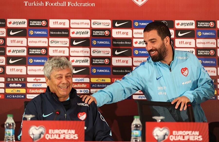İzlanda maçı öncesinde basın toplantısı düzenleyen Mircea Lucescu ve Arda Turan'ın neşeli tavırları dikkat çekti.
