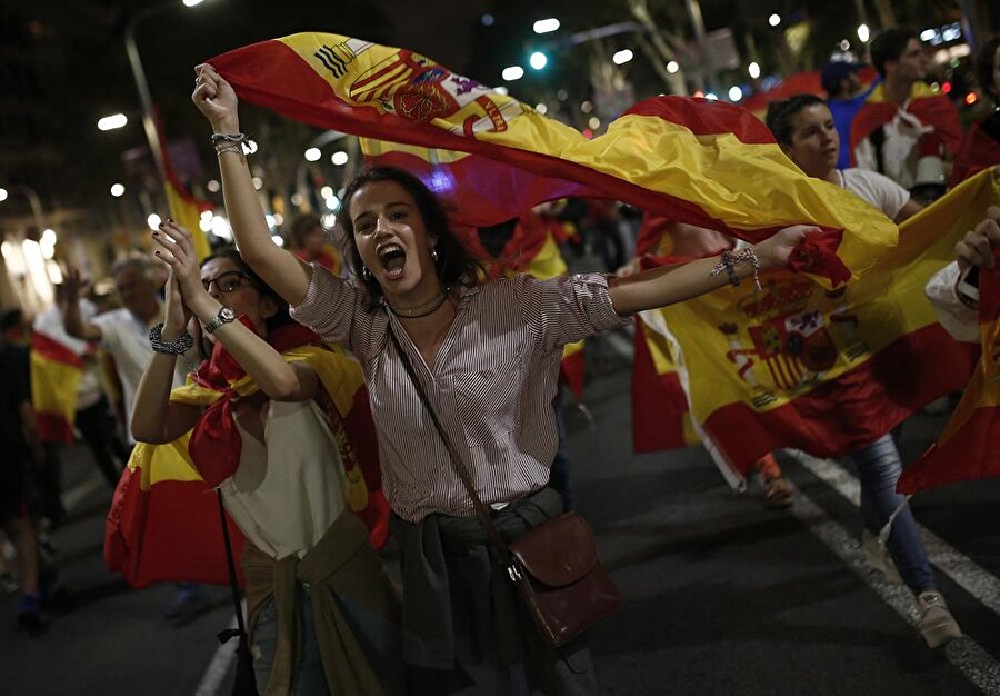referandum karşıtları İspanyol hükümetinin Katalonya'daki en büyük temsilciliği olan Valilik binası önünde protesto gösterisi yaptı.