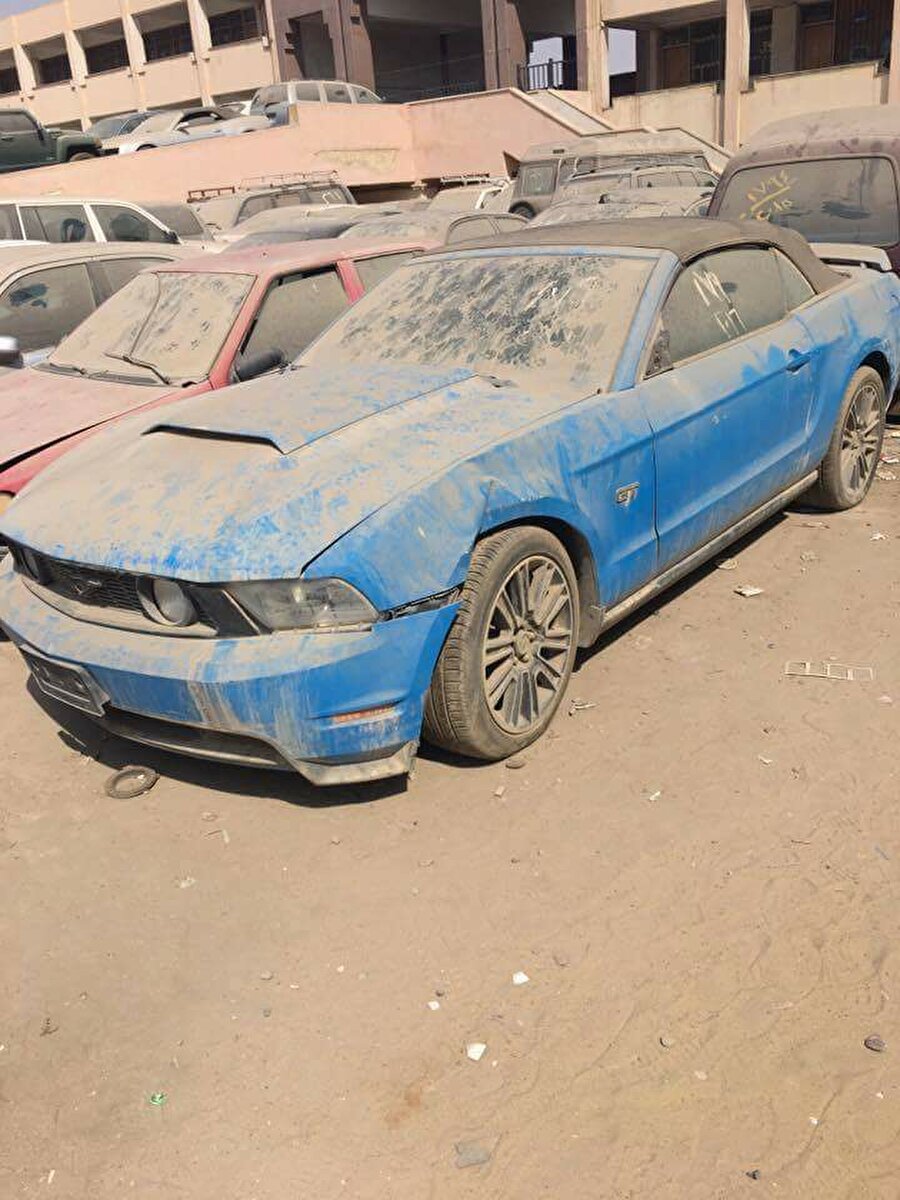 Terkedilmiş Mustang marka spor araba