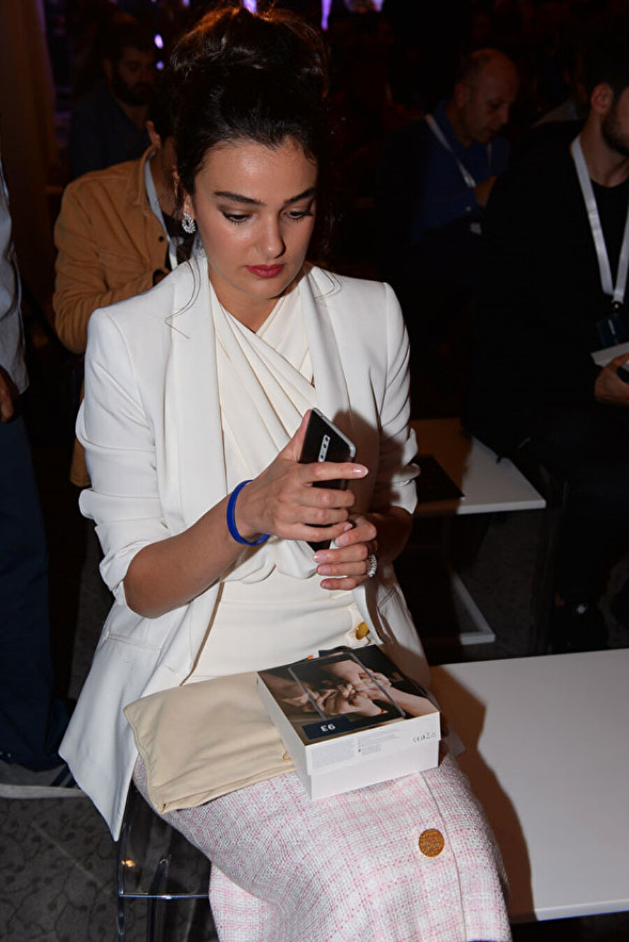 Çantalarına attılar!
Nokia'nın yeni akıllı telefonu Nokia 8, Bay J'nin sunuculuğunda düzenlenen gecede moda ve sanat dünyasının önemli isimleriyle buluştu. Manken Didem Soydan, Merve Büyüksaraç, Irmak Ünal, Öykü Serter gibi ünlü isimler de katıldıkları gecede hediye edilen 3200 TL değerindeki telefonu incelemeden çantalarına attılar.