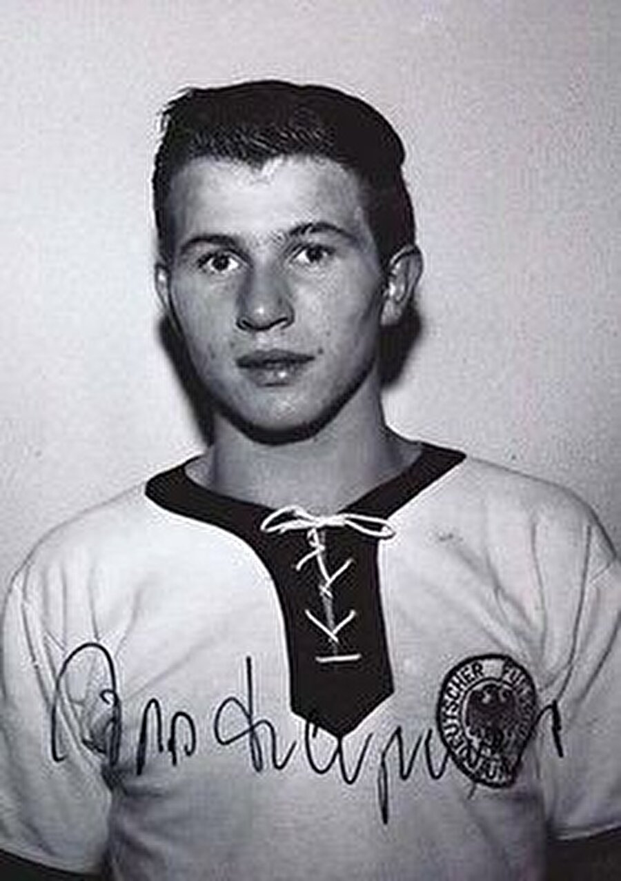 1945’te dünyaya geldi
Jupp Heynckes, 9 Mayıs 1945'te Almanya'nın Mönchengladbach kentinde dünyaya geldi. Küçük yaşta meşin yuvarlakla tanışan Heynckes, 1956'da Grün-Weiß Holt kulübünde altyapı kariyerine başladı.