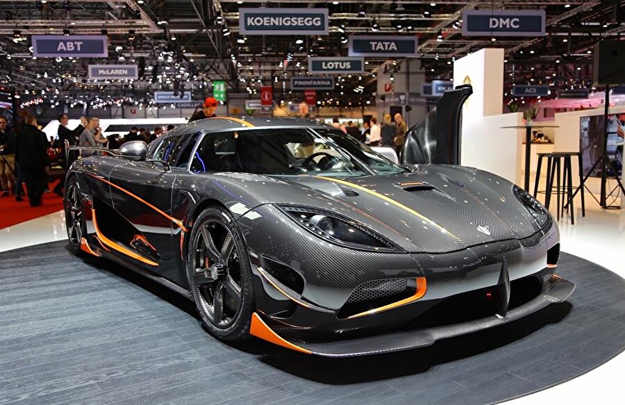 Koenigsegg, Bugatti Chiron'un rekorunu geride bıraktığını açıkladı
İsveçli otomobil üreticisi Koenigsegg, İsveç’te
yapılan 0-400-0 denemesinde büyük bir başarı yakalayarak Bugatti’nin 42
saniyelik rekoru 36,44 saniyeye indirdi. Şirketin ürettiği Agera RS modeli 1360
beygirlik bir güce sahip ve otomobilde 8 silindirli çift turbo motor bulunuyor.