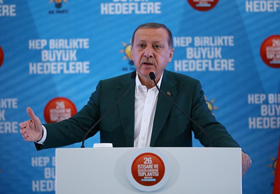 Cumhurbaşkanı Erdoğan: İdlib'de ciddi bir harekat var

                                    
                                    
                                    
                                    Cumhurbaşkanı Erdoğan, AK Parti'nin Afyon
Kampında yaptığı açıklamada İdlib operasyonunun başladığını açıkladı. ÖSO
güçleri tarafından başlatılan operasyon ile İdlib'de kontrol sağlanacak. Erdoğan harekatın başladığını, "Fırat Kalkanı ile açtığımız alan ile ilgili yeni
bir adımla daha ileriye taşımanın gayretindeyiz, bugün İdlib'te ciddi bir
harekat var. Sürecek. İdlib'in ardından yeni inisiyatifler almaya devam
edeceğiz." ifadeleriyle duyurdu. 
                                
                                
                                
                                