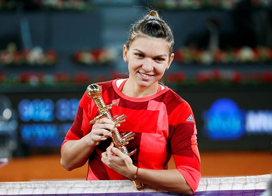 Teniste dünyanın yeni bir numarası belli oldu

                                    
                                    
                                    
                                    Ünlü tenisçi Simona Halep'ten mutlusu yok. Çin
Açık Tenis Turnuvası'nda finale yükselen Rumen sporcu Simona Halep, pazartesi
günü açıklanacak dünya klasmanı öncesinde zirvenin yeni sahibi olmayı
garantiledi.
                                
                                
                                
                                