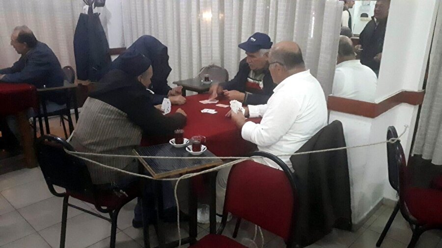 kahvehanede oyun oynarken bedava çay içen yancılardan bıkanlar ilginç bir çare buldu.