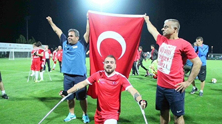 ​EAFF Avrupa Ampute Futbol Şampiyonası , Türkiye Rusya'yı mağlup etti
Ampute Milli Futbol Takımımız dünya şampiyonu Rusya’yı mağlup ederek adını yarı finale yazdırdı.
2018 Dünya Kupası'na havlu atan ay-yıldızlıların ardından Ampute Milli Takımı'nın aldığı sonuç takdir topladı.