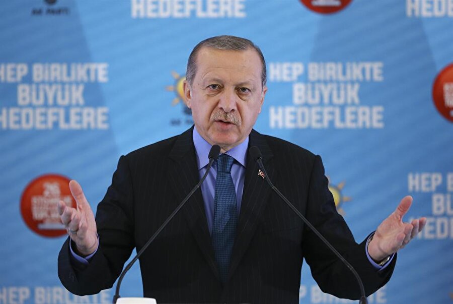 Cumhurbaşkanı Erdoğan: Bir gece ansızın gelebiliriz
Cumhurbaşkanı ve AK Parti Genel Başkanı Recep Tayyip Erdoğan, Afyonkarahisar'daki AK Parti 26. İstişare ve Değerlendirme Toplantısı'nın kapanış konuşmasını yaptı. Cumhurbaşkanı Erdoğan İdlib'e operasyon kararının Astana'da alındığını kaydederek: "Saldırıları kendi topraklarımızda karşılamak yerine bizzat kaynağında bu sorunları çözmek stratejimizi adım adım hayata geçiriyoruz" dedi.