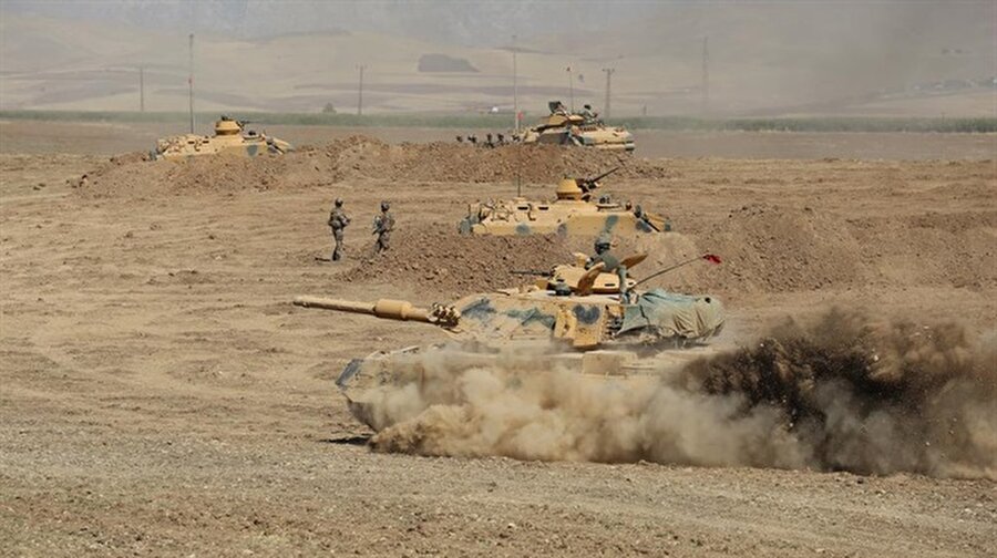 Türkiye'nin barış operasyonu
Türkiye’nin, Fırat Kalkanı Harekatı’ndan sonra dün başlattığı İdlib harekatı, bütün bölgeyi dış tehditlerden, ülkeleri de bölünmekten korumayı amaçlıyor. İdlib’deki sivillerin korunması, Akdeniz’den İran’a kadar oluşturulan İsrail eksenli terör kuşağının engellenmesi, Suriye ve Irak’ın toprak bütünlüğünün güvenceye alınması, mültecilerin yeniden vatanlarına dönmesi için ortam oluşturulması, mezhep çatışmaları tehlikesinin önüne geçilmesi hesaplanıyor.