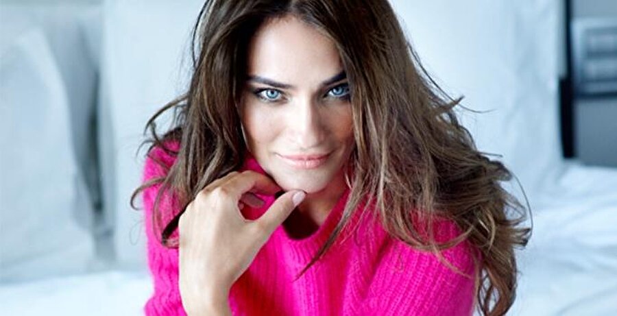 Saadet Işıl Aksoy kimdir?
Fotoğraftaki küçük kız çocuğu, Saadet Işıl Aksoy'un ta kendisi.Saadet Işıl Aksoy kimdir?
29 Ağustos 1983 tarihinde İstanbul'da doğan ünlü oyuncunun iki abisi vardır. Babası Nevşehir kökenli, Annesi Edirne ve Siirt kökenlidir. Acıbadem Lisesi'nden mezun olduktan sonra Boğaziçi Üniversitesi İngiliz Dili ve Edebiyatı bölümünden mezun olan başarılı oyuncu, 2010 yılında Robert Harling'in yazarlığını yaptığı Tiyatrokare tarafından sahnelenen "Çelik Manolyalar" adlı tiyatro oyununda rol alır. 


İlk beyazperde deneyimi Semih Kaplanoğlu'nun Yumurta filmiyle 2007 yılında olmuştur. Bu film ile 2007 Şili'nin Valdivia Uluslararası Film Festivali ve 2007 Saraybosna Film Festivali'nde En İyi Kadın Oyuncu ödülünü kazanır. 2007 Antalya Altın Portakal Film Festivali'nde Behlül Dal Genç Yetenek Özel Ödülü'nü kazanır. 
2008 yılında ABD yapımı "A Beautiful Life" filminde Denise rolünü oynayan başarılı isim, ardından Mert Fırat ile başrollerini paylaştığı "Başka Dilde Aşk" adlı filmde oynamıştır. Bu film 46. Altın Portakal Film Festivali'nde Kent Konseyi Seyirci Ödülü'nü almıştır.