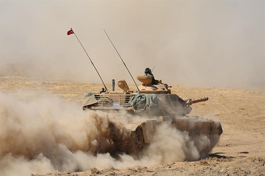 Reyhanlı ilçesinin Suriye sınırından ÖSO'ya top atışıyla destek verildi.