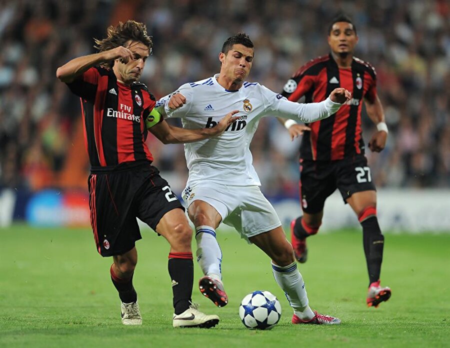 400 maç 41 gol

                                    
                                    
                                    
                                    2001-2002 sezonunda Milan forması giymeye başlayan Pirlo 2010-2011 sezonuna kadar kırmızı-siyahlı takımda görev aldı. 10 yılda Milan formasıyla 400 maça çıkan Pirlo 41 gol atıp 38 asist yaptı. 
                                
                                
                                
                                