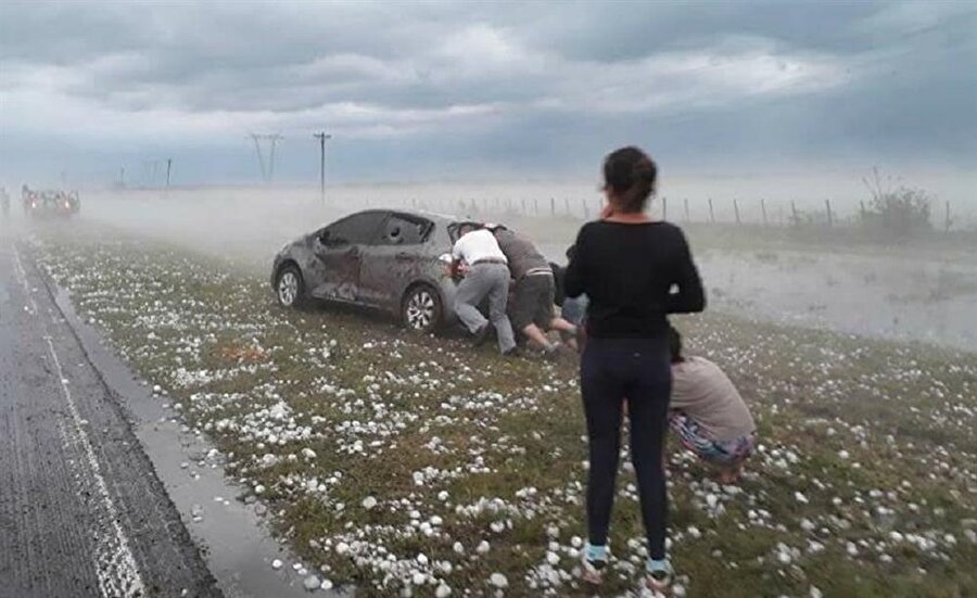 Arjantin'de yağan dolu halka zor anlar yaşattı