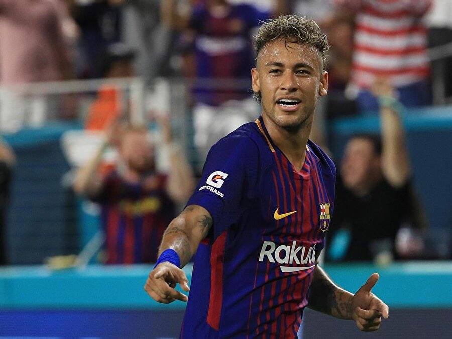Neymar’dan Alex itirafı!
Fransa Ligue 1 ekiplerinden Paris Saint Germain forması giyen Neymar’dan sürpriz bir Alex de Souza itirafı geldi.Brezilyalı yıldız, verdiği bir röportajda küçükken idol olarak gördüğü üç isimden birinin Alex de Souza olduğunu söyledi. Neymar, “Küçükken idol olarak gördüğüm futbolcular Evair Paulinho, Marcos, Rivaldo ve Alex de Souza'ydı” ifadelerini kullandı. Yetenekli oyuncunun bu sözleri sosyal medyada büyük ses getirirken, Alex de Souza’nın cevabı da gecikmedi. Alex de Souza, Fenerbahçeli bir taraftarın Neymar’ın sözlerini kendisine iletmesi üzerine ‘Mutluyum’ cevabını verdi.