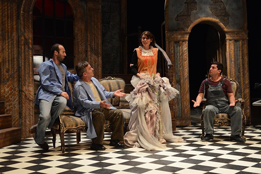 Şehir Tiyatroları’nda bu hafta 7 oyun sahnelenecek
Sezonun ikinci haftasında "Şahane Züğürtler", "Saadet Hanım", "Ay Işığında Şamata", "Hayal-i Temsil", "Sızı", "Fehim Paşa Konağı" ve "Geç Kalanlar" adlı eserler sahnelenecek.