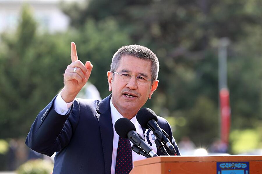 Bakandan 'İdlib operasyonu ne zaman bitecek?’ sorusuna yanıt
Milli Savunma Bakanı Nurettin Canikli, TSK'nın İdlib'deki çatışmasızlık bölgesine intikaline ilişkin, "Suriye'den gelen Türkiye'ye yönelik tehditler tamamen ortadan kalkana kadar bizim oralarda olmamız gerekiyor." dedi.