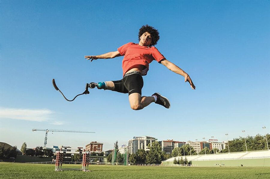 Barış Telli'nin muazzam başarı hikayesi
1989 yılında doğan Barış Telli, 4 yaşındayken 23 Nisan Çocuk Bayramı'nda sağ bacağının alt tarafını kaybetmiş. Nasıl mı? Tabii ki sokakta topun peşinde koşarken. Arabanın altında kalıyor Barış. Şoför kaçıyor, Barış hastaneye götürülüyor ancak yapacak bir şey yok, sağ bacağının alt tarafı kesiliyor. Barış'ın sağ dizinden alt tarafı yok ama Barış'ta inanılmaz bir hırs, azim ve çalışkanlık var artık. Yaşama sıkı sıkı tutunuyor, hiç vazgeçmiyor. Barış'ın sağ dizinden alt tarafı yok ama Barış'ta inanılmaz bir hırs, azim ve çalışkanlık var artık. Yaşama sıkı sıkı tutunuyor, hiç vazgeçmiyor.