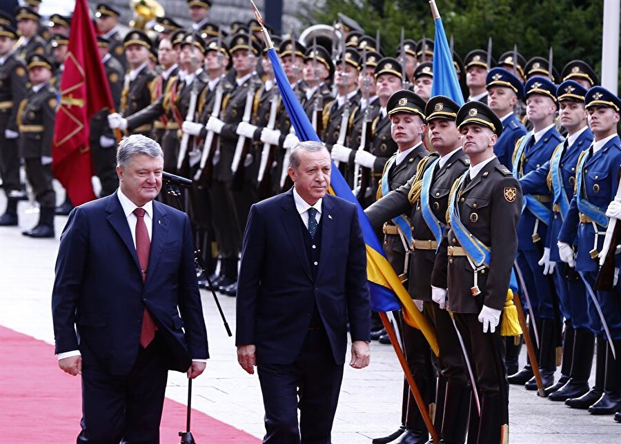 Resmi ziyaret için Kiev’e gelen Cumhurbaşkanı Recep Tayyip Erdoğan, Ukrayna Devlet Başkanı Petro Poroşenko tarafından resmi törenle karşılandı.