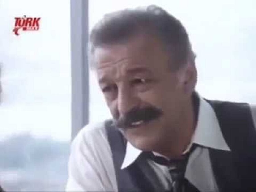 Banazlı İsmail rolüyle izlediğimiz Sadri Alışık, bu dizide de tıpkı filmlerinde olduğu gibi edebiyattan uzak kalmıyordu.
