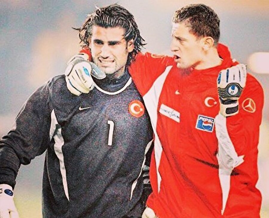 
                                    
                                    
                                    Rüştü'nün transferinin ardından Robert Enke, Recep Biler ve Volkan Demirel arasında bir yarış başladı. 2003-04 sezonuna Saracoğlu'nda İstanbulspor'a 3-0 mağlup olarak başlayan Fenerbahçe'de Enke'ye olan güven yerle bir oldu. Ee kolay mıydı Fenerbahçe'nin kalesini koruyabilmek! Fenerbahçe formasıyla bir maça çıkan Enke kiralık olarak geldiği Barcelona’ya geri döndü.
                                
                                
                                