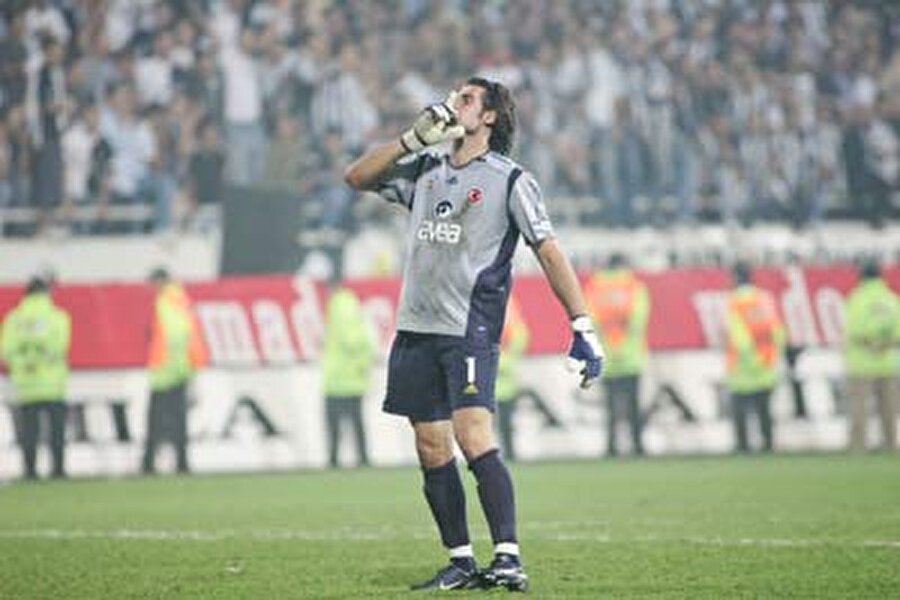 Enke’nin ardından Recep Biler 13 maçta, Volkan Demirel ise 10 karşılaşmada Fenerbahçe kalesini korudu. 10 maçta 11 gol yiyen Volkan’ın hırslı yapısı ise Fenerbahçeli taraftarları umutlandırdı.