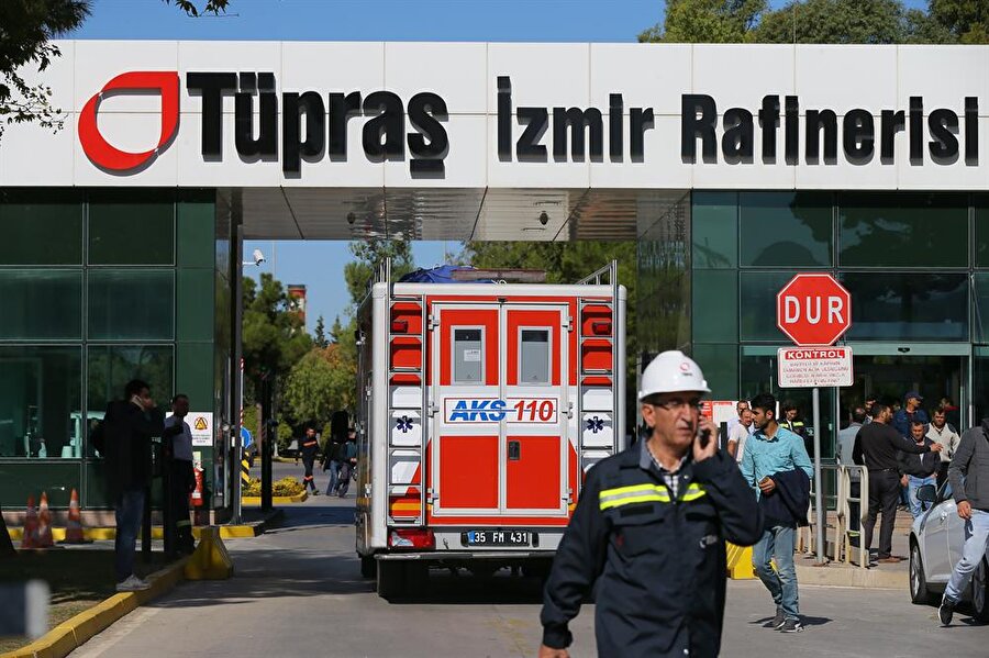 Tüpraş'ın İzmir rafinerisinde patlama: 4 kişi öldü, 2 kişi yaralandı

                                    İzmir'in
Aliağa ilçesinde bulunan Tüpraş İzmir Rafinerisi'nde sabah saatlerinde bir
patlama meydana geldi. 4 kişi hayatını kaybettiği 2 kişinin de yaralandığı
patlama, uzun süredir kullanılmayan bir nafta tankının son kontrolleri
yapılırken gerçekleştiği bildirildi.
                                