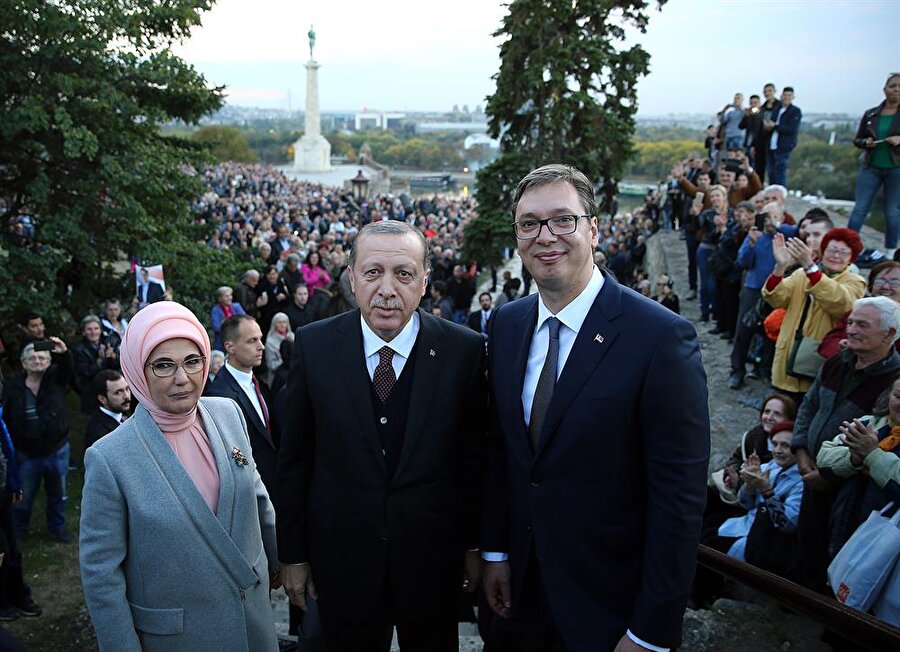 Cumhurbaşkanı Erdoğan’ın Sırbistan temasları sürüyor

                                    Cumhurbaşkanı
Recep Tayyip Erdoğan, Sırbistan Cumhurbaşkanı Aleksandar Vucic'in katılımıyla
Sancak bölgesi belediye başkanlarıyla görüşecek ve anlaşmaların imza törenine
iştirak edecek. Novi Pazar Büyükşehir Belediyesi önünde halka hitap edecek
Erdoğan, Belediye Başkanı Nihat Bisevac'ın iki cumhurbaşkanı onuruna vereceği
öğle yemeğine katılacak.
                                