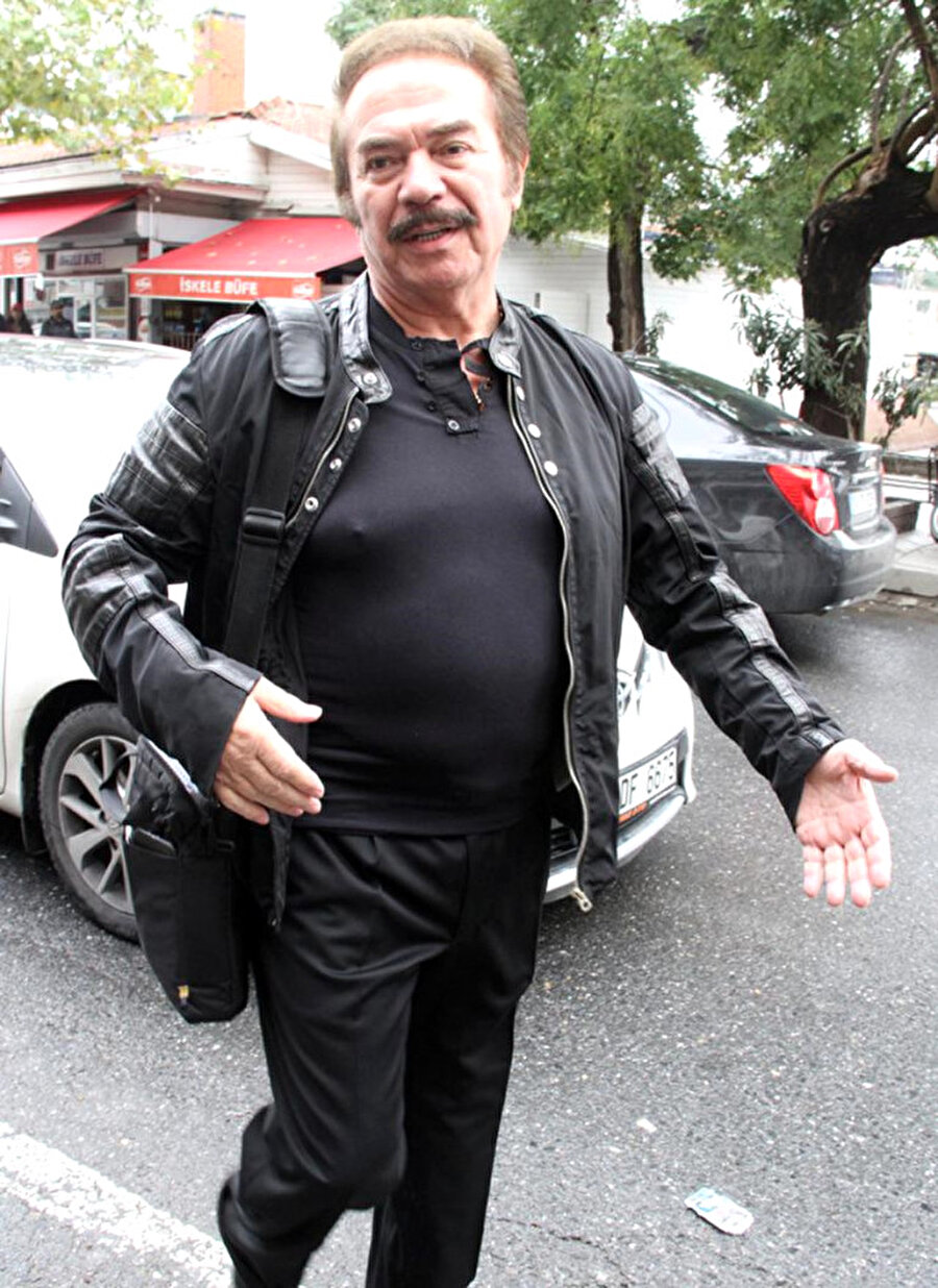 İsyan etti!
Rumeli Hisarı'nda boğaz manzaralı bir evde oturan Orhan Gencebay, hafta sonları Boğaz hattında yaşanan trafik yoğunluğu nedeniyle otomobiline binemediğini söyleyerek dert yandı.