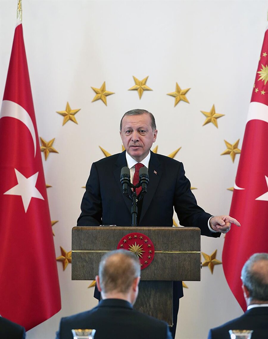 ‘Artık polis teşkilatı yabancı silah kullanmayacak’

                                    
                                    
                                    Cumhurbaşkanı Erdoğan Beştepe'de valilere hitap ederken, ABD ile yaşanan vize krizine değindi. Koskoca ABD'yi Ankara'daki Büyükelçi yönetiyorsa yazıklar olsun diyen Erdoğan, polis teşkilatının kullandığı silahlara yönelik de konuştu. Erdoğan, "Bundan sonra artık Sig Sauer diye bir silahı artık bizim polis teşkilatımız kullanmayacak. Çünkü onlardan almaya devam ettiğimiz sürece bizi tembelliğe sürüklüyor." dedi.
                                
                                
                                