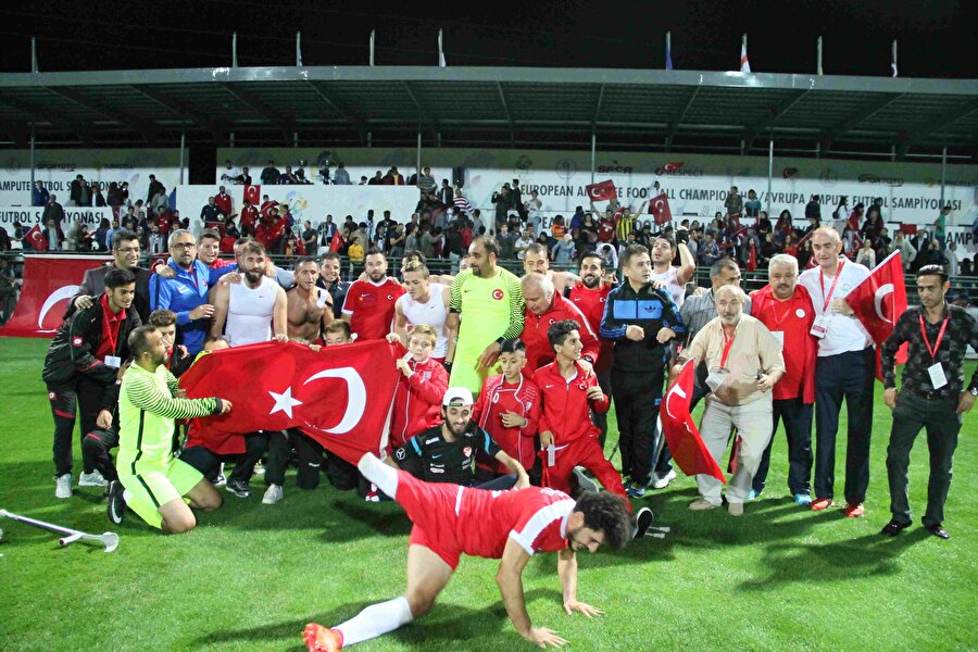 
                                    
                                    2007 yılında Antalya’da gerçekleştirilen Dünya Ampute Şampiyonası’nda Türkiye üçüncü oldu ve sporcularımız “Efeler” lakabını aldı. 
                                
                                