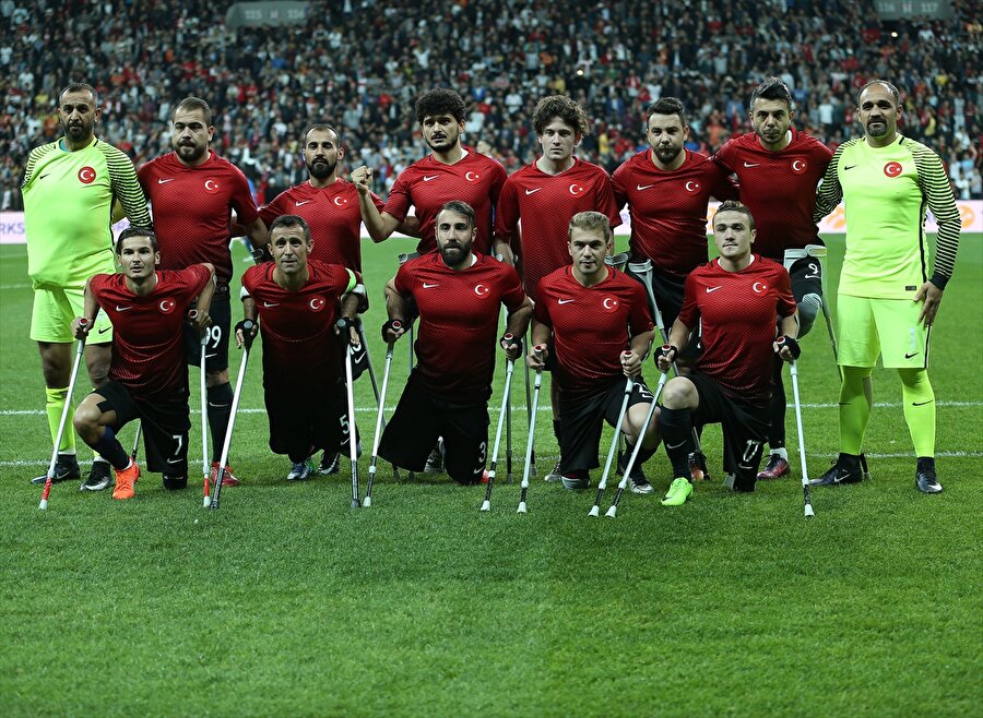 
                                    
                                    Türk futbolunun dibe vurmak üzere olduğu şu dönemde göğsümüzü kabartan, yüzümüzü güldüren Ampute Milli Takımımızı bir kez daha tebrik ediyoruz.
                                
                                